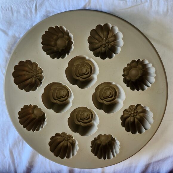 Pampered Chef Silicone Cupcake Muffin Pan Floral Flower Rose Molds Bakewear - Picture 1 of 2